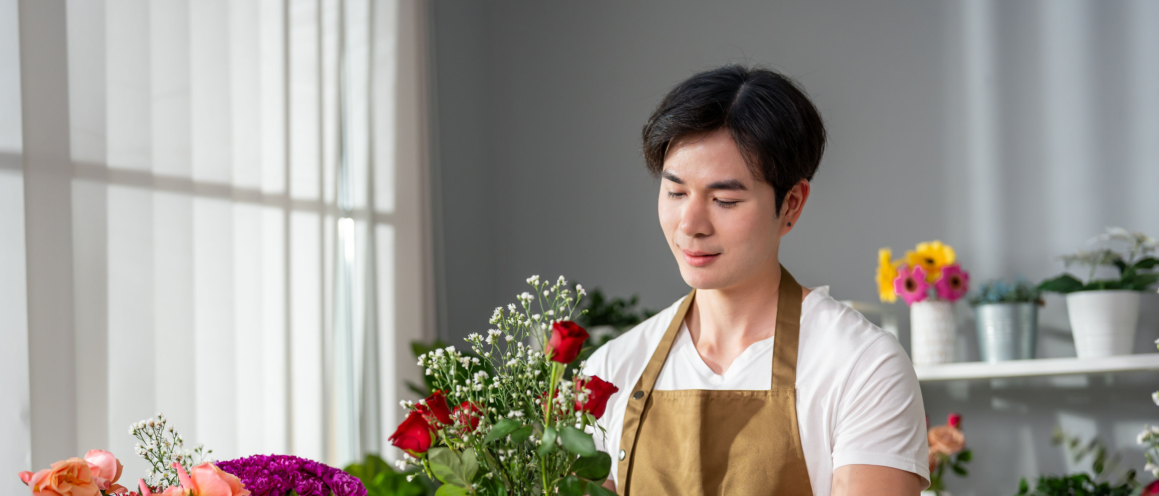 Man completing beautiful bouquet.